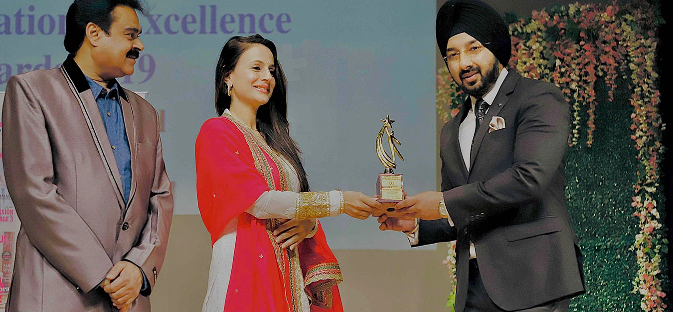 Karan S. Thukral receiving an award